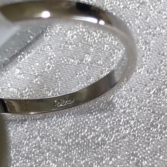 925 Minimalist Chevron Ring - Picture 5 of 6